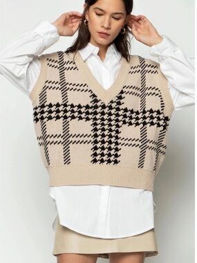 Oak + Fort Plaid V-Neck Sweater Vest in Beige & Black SZ SM